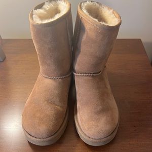 Ugg classic short boot size 6